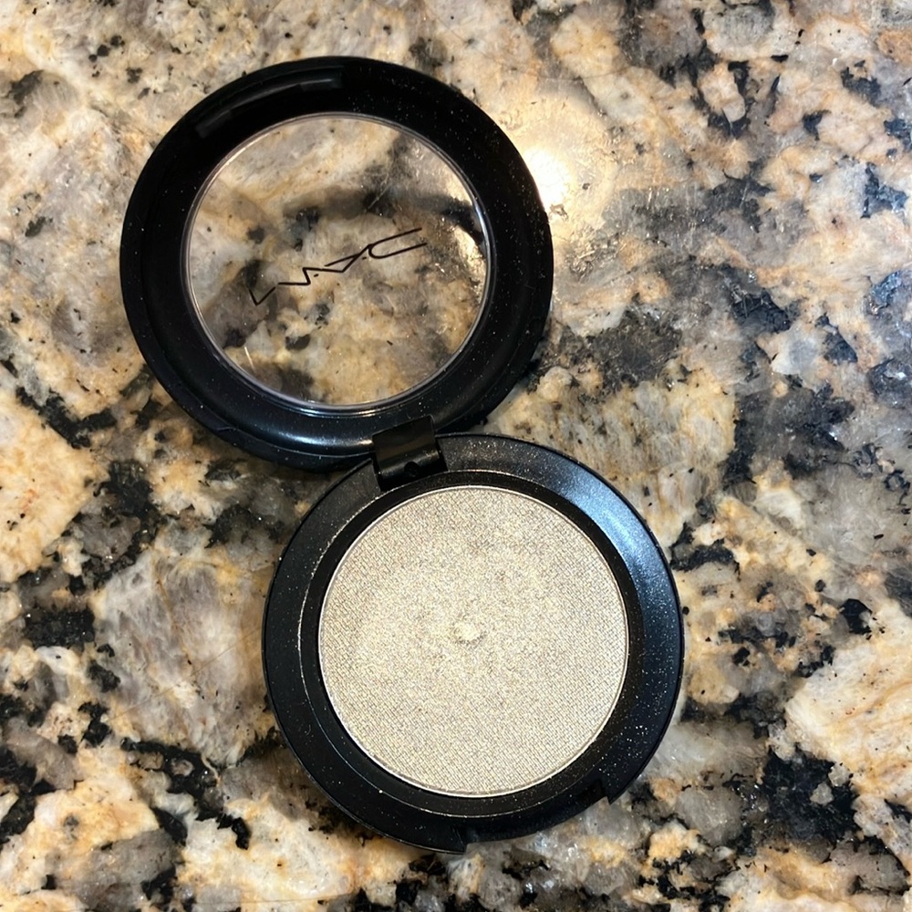 MAC Cosmetics dalliance